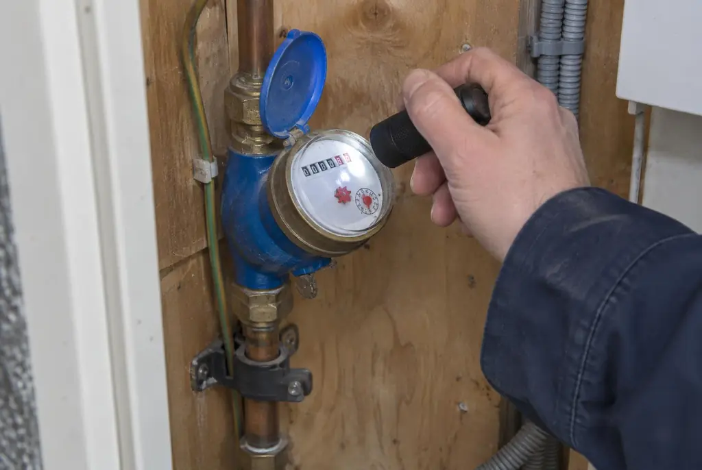 Lekdetectie Nijmegen – watermeter in de meterkast controleren met een zaklamp